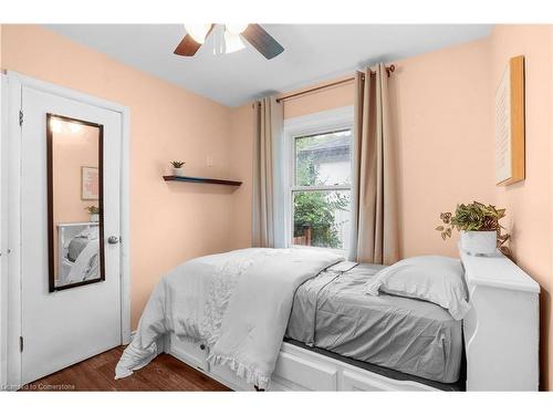 392 East 43Rd Street, Hamilton, ON - Indoor Photo Showing Bedroom