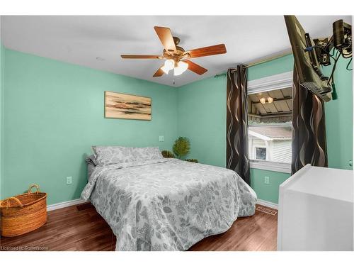 392 East 43Rd Street, Hamilton, ON - Indoor Photo Showing Bedroom