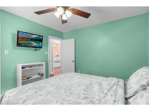 392 East 43Rd Street, Hamilton, ON - Indoor Photo Showing Bedroom