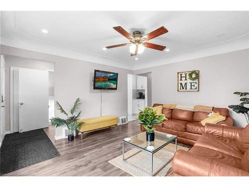 392 East 43Rd Street, Hamilton, ON - Indoor Photo Showing Living Room