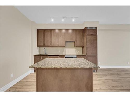 407-9075 Jane Street, Vaughan, ON - Indoor Photo Showing Kitchen