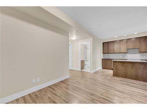 407-9075 Jane Street, Vaughan, ON - Indoor Photo Showing Kitchen