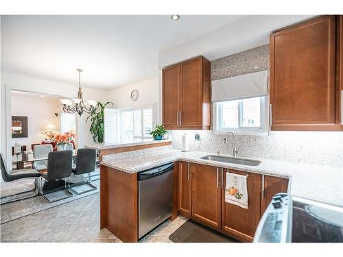 5431 Sundial Road, Burlington, ON - Indoor Photo Showing Kitchen