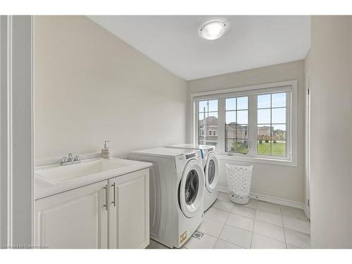 15 Douglas Kemp Crescent, Clarington, ON - Indoor Photo Showing Laundry Room