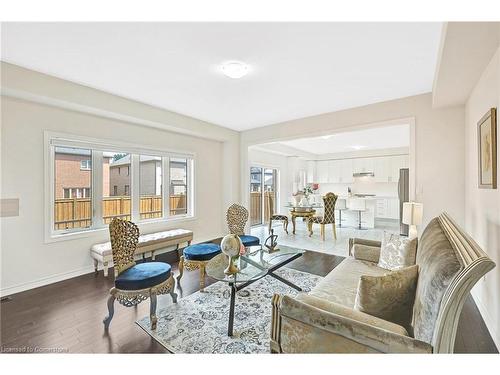 15 Douglas Kemp Crescent, Clarington, ON - Indoor Photo Showing Living Room