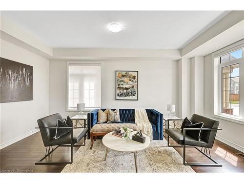 15 Douglas Kemp Crescent, Clarington, ON - Indoor Photo Showing Living Room