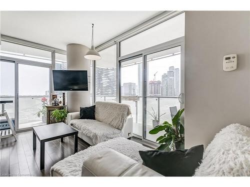 1413-1 Market Street, Toronto, ON - Indoor Photo Showing Living Room