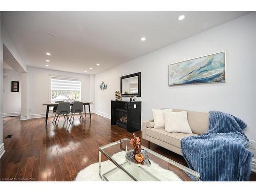 3845 Althorpe Circle, Mississauga, ON - Indoor Photo Showing Living Room