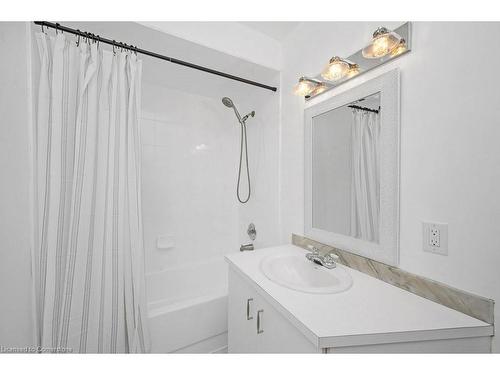 442 Mary Street, Hamilton, ON - Indoor Photo Showing Bathroom