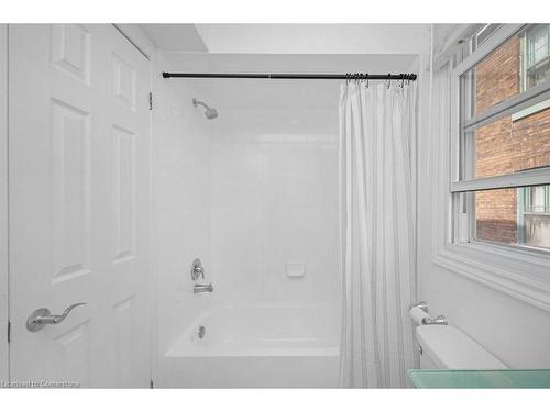 442 Mary Street, Hamilton, ON - Indoor Photo Showing Bathroom