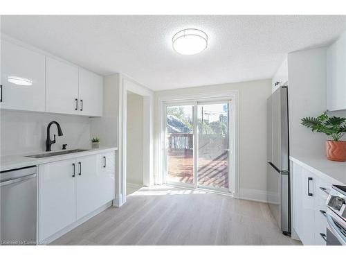 139 Gladstone Avenue, Oshawa, ON - Indoor Photo Showing Kitchen