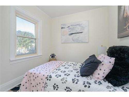 139 Gladstone Avenue, Oshawa, ON - Indoor Photo Showing Bedroom