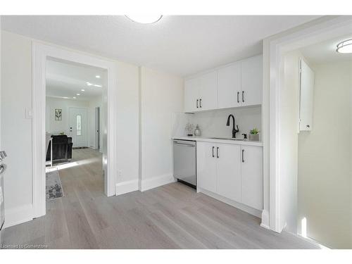 139 Gladstone Avenue, Oshawa, ON - Indoor Photo Showing Kitchen