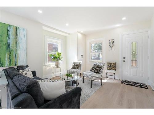 139 Gladstone Avenue, Oshawa, ON - Indoor Photo Showing Living Room