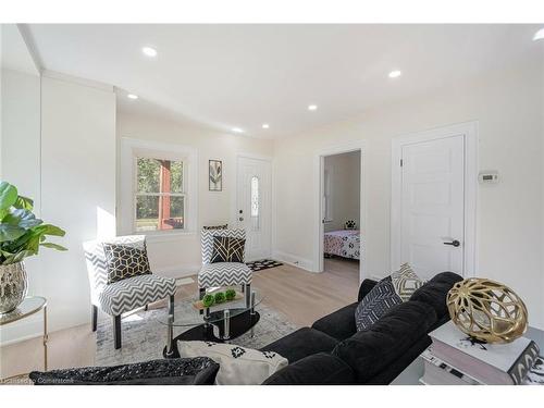 139 Gladstone Avenue, Oshawa, ON - Indoor Photo Showing Living Room