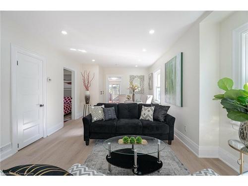 139 Gladstone Avenue, Oshawa, ON - Indoor Photo Showing Living Room