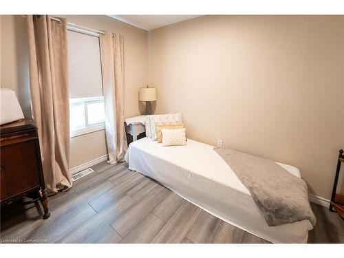 99 Linden Lane, Innisfil, ON - Indoor Photo Showing Bedroom