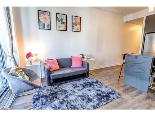 10-56 Forest Manor Road, Toronto, ON - Indoor Photo Showing Living Room