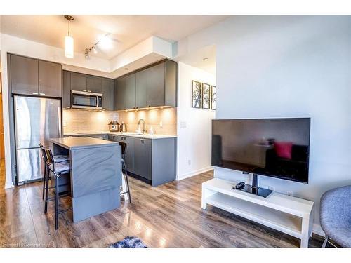 10-56 Forest Manor Road, Toronto, ON - Indoor Photo Showing Kitchen With Upgraded Kitchen