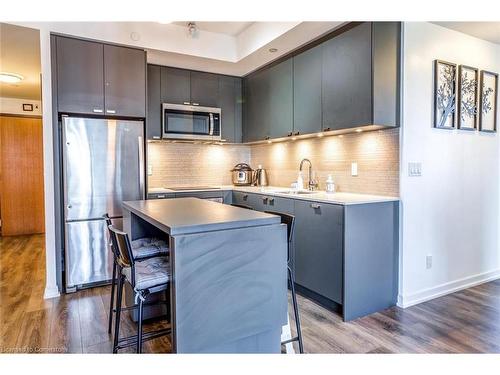 10-56 Forest Manor Road, Toronto, ON - Indoor Photo Showing Kitchen With Upgraded Kitchen