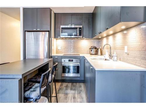 10-56 Forest Manor Road, Toronto, ON - Indoor Photo Showing Kitchen With Upgraded Kitchen