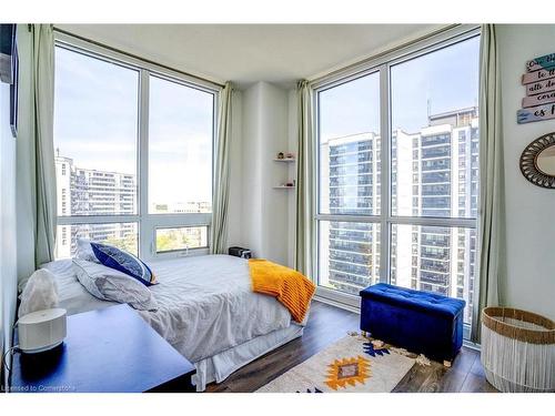 10-56 Forest Manor Road, Toronto, ON - Indoor Photo Showing Bedroom