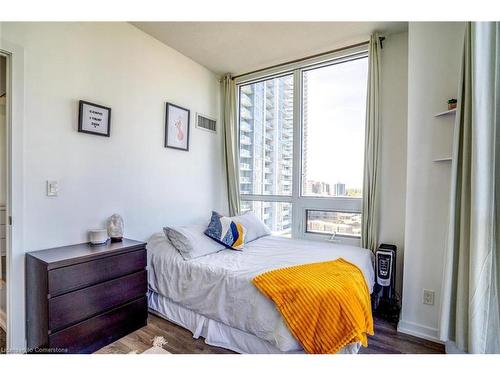 10-56 Forest Manor Road, Toronto, ON - Indoor Photo Showing Bedroom