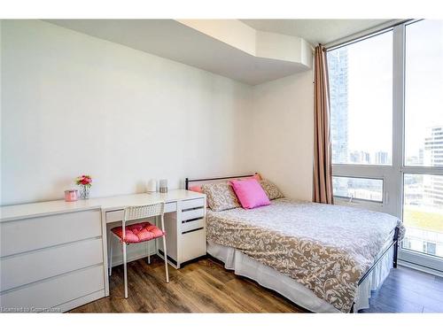 10-56 Forest Manor Road, Toronto, ON - Indoor Photo Showing Bedroom