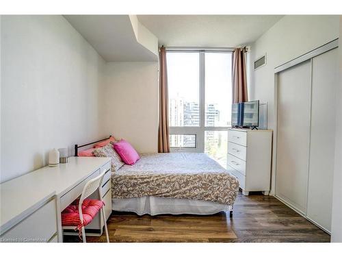 10-56 Forest Manor Road, Toronto, ON - Indoor Photo Showing Bedroom