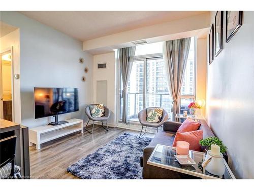 1010-56 Forest Manor Road, Toronto, ON - Indoor Photo Showing Living Room