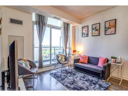 10-56 Forest Manor Road, Toronto, ON - Indoor Photo Showing Living Room