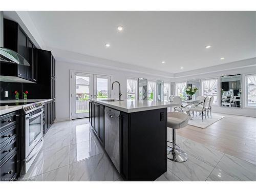 6074 Pauline Drive, Niagara Falls, ON - Indoor Photo Showing Kitchen With Upgraded Kitchen