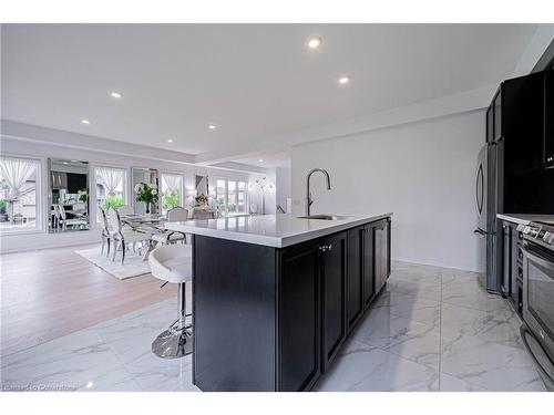 6074 Pauline Drive, Niagara Falls, ON - Indoor Photo Showing Kitchen With Upgraded Kitchen