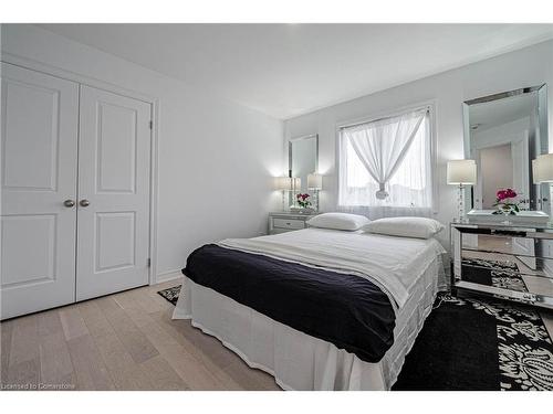 6074 Pauline Drive, Niagara Falls, ON - Indoor Photo Showing Bedroom