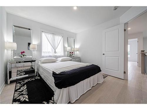 6074 Pauline Drive, Niagara Falls, ON - Indoor Photo Showing Bedroom