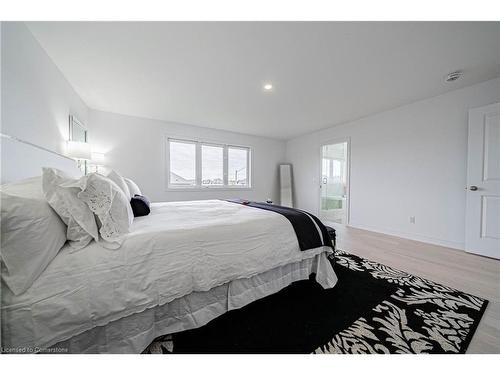 6074 Pauline Drive, Niagara Falls, ON - Indoor Photo Showing Bedroom