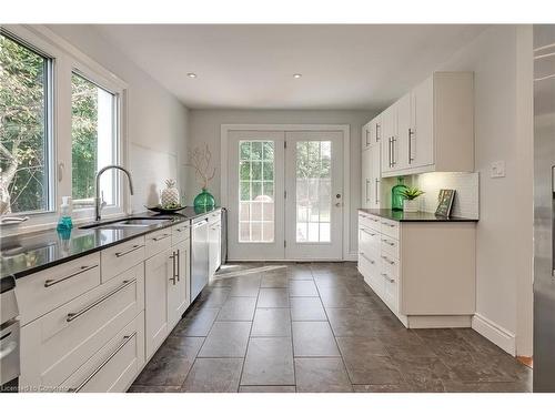 414 Southland Crescent, Oakville, ON - Indoor Photo Showing Kitchen With Double Sink