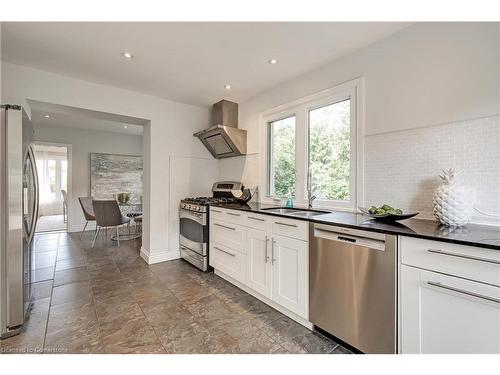 414 Southland Crescent, Oakville, ON - Indoor Photo Showing Kitchen With Upgraded Kitchen