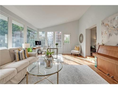 414 Southland Crescent, Oakville, ON - Indoor Photo Showing Living Room