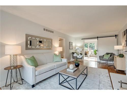 414 Southland Crescent, Oakville, ON - Indoor Photo Showing Living Room