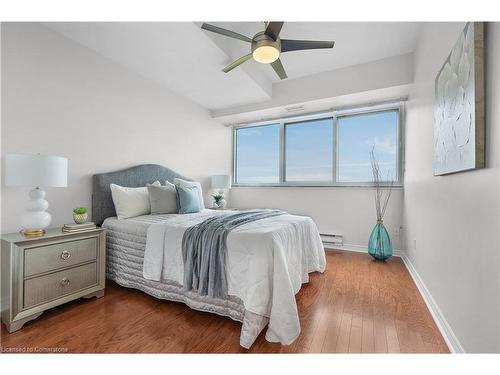 2210-1359 White Oaks Boulevard, Oakville, ON - Indoor Photo Showing Bedroom