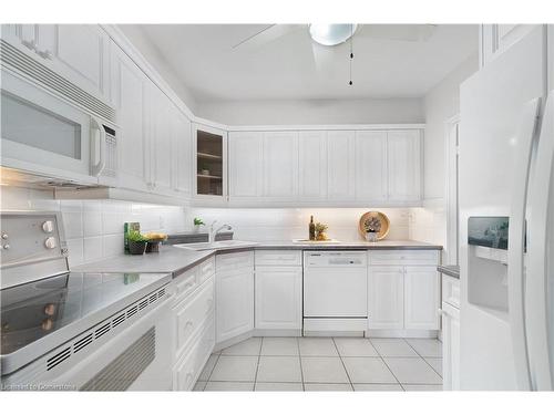 2210-1359 White Oaks Boulevard, Oakville, ON - Indoor Photo Showing Kitchen