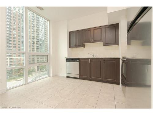 603-208 Enfield Place, Peel, ON - Indoor Photo Showing Kitchen