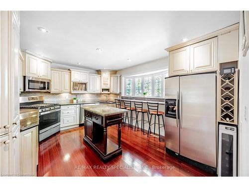 1428 Petrie Way, Mississauga, ON - Indoor Photo Showing Kitchen With Upgraded Kitchen