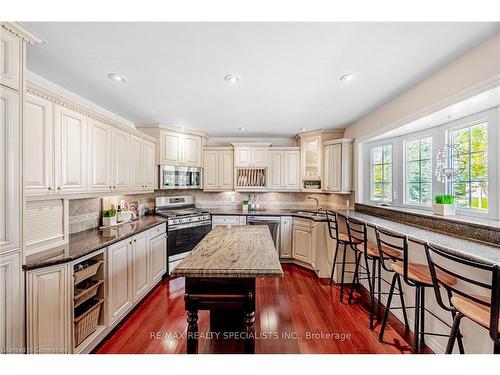 1428 Petrie Way, Mississauga, ON - Indoor Photo Showing Kitchen With Upgraded Kitchen