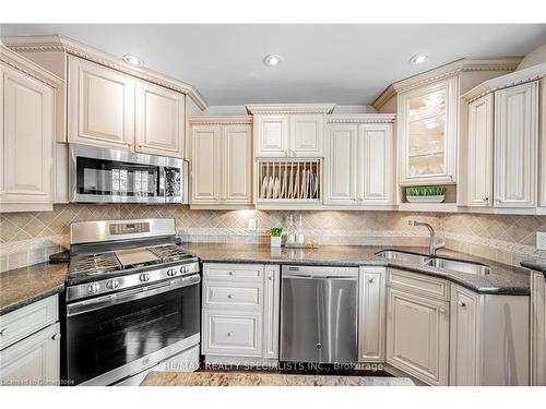 1428 Petrie Way, Mississauga, ON - Indoor Photo Showing Kitchen With Double Sink