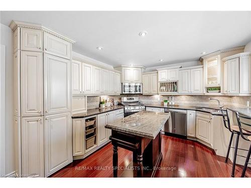 1428 Petrie Way, Mississauga, ON - Indoor Photo Showing Kitchen With Upgraded Kitchen