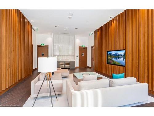 610-7895 Jane Street, Vaughan, ON - Indoor Photo Showing Living Room