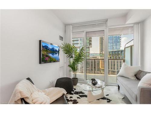 610-7895 Jane Street, Vaughan, ON - Indoor Photo Showing Living Room