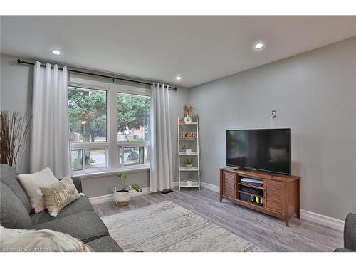 76 Queensdale Crescent, Guelph, ON - Indoor Photo Showing Living Room